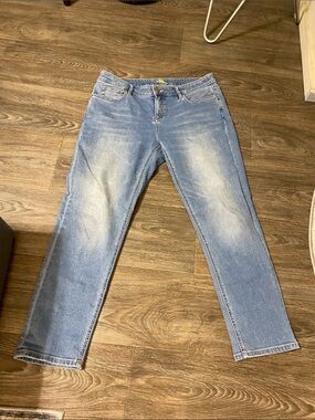 Tommy Bahama Light Blue Women's Straight-Leg Jeans; size 10